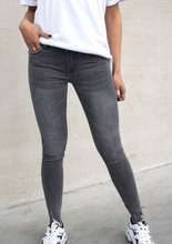 Load image into Gallery viewer, Skinny jeans Belle