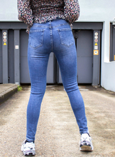 Load image into Gallery viewer, Skinny jeans

